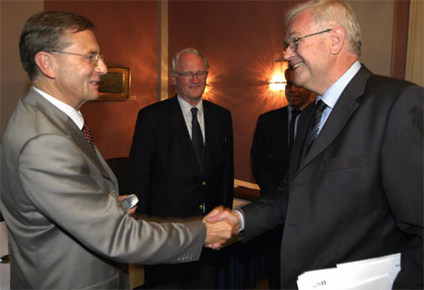 DnB-sjef Svein Aaser (t.v.) og Gjensidige Nor-sjef Olav Hytta gratulerer hverandre med resultatet. (Foto: Knut Fjeldstad, Scanpix)