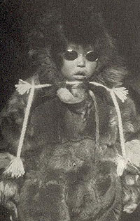 Fotografiet er fra biografien om Roald Amundsen som Tor Bomann-Larsen har skrevet. Fotografiet er fra biografien om Roald Amundsen som Tor Bomann-Larsen har skrevet.