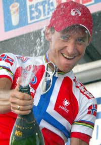 Kurt Asle Arvesen spruter champagne etter seieren på 10. etappe i Italia Rundt. (Foto: Stefano Rellandini/reuters)