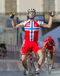 Kurt Asle Arvesen jubler i det han vinner den 10. etappen i Italia Rundt iført drakten Cykleforbundet vil kopiere . (Foto: Stefano Rellandini/reuters) 
