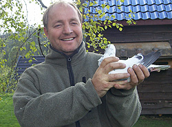 Tom Arne Skofterød har interessert seg for fugler siden han var guttunge. Foto: NRK Tom Arne Skofterød har interessert seg for fugler siden han var guttunge. Foto: NRK