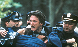 Sean Penn har hovedrollen i Clint Eastwoods Gullpalme-kandidat "Mystic River".