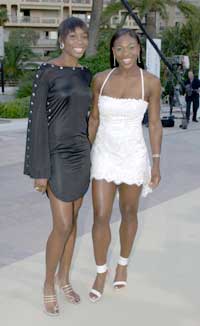 Søstrene Venus og Serena Williams kom sammen til tirsdagens idrettsgalla i Monaco der Serena ble kåret til årets idrettskvinne. (Foto: Steve Finn/Laureus via Getty Images)