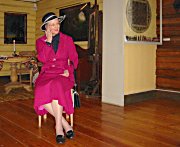 Dronning Margrethes malerier trakk mange turister til Blaafarveverket i år. Her fra åpningen av utstillingen.
