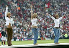 Atomic Kitten opptrådte på Old Trafford før kampen.(Foto: Laurence Griffiths/Getty Images) Atomic Kitten opptrådte på Old Trafford før kampen.(Foto: Laurence Griffiths/Getty Images)