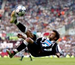 Alessandro Del Piero prøver seg med et straffespark. (Foto: Dylan Martinez/Reuters) Alessandro Del Piero prøver seg med et straffespark. (Foto: Dylan Martinez/Reuters)