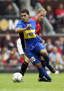 Carlos Tevez, her i aksjon mot Manchester United, i fjor, var kampens store spiller. (Foto: Alex Livesey/Getty Images)