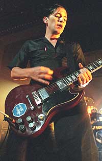 Til tross for godt utgangspunkt ramler det ut litt for mange spøkelser og litt for lite eget fra Placebo-skapet. Foto: Nick Laham / Newsmakers. Til tross for godt utgangspunkt ramler det ut litt for mange spøkelser og litt for lite eget fra Placebo-skapet. Foto: Nick Laham / Newsmakers.