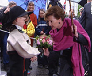 Dronning Sonja fikk blomster av Tobias Torjusen (6 år). Foto: Alrik Velsvik