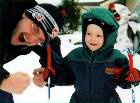 Skiglede er eit stikkord for Anders Felde. Her er han fotografert saman med sonen då denne hadde sin første skitur. (Privat foto.)
