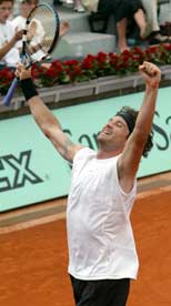 Carlos Moya jubler etter å ha slått ut Juan Ignacio Chela (Foto:Philippe Wojazer/Reuters) Carlos Moya jubler etter å ha slått ut Juan Ignacio Chela (Foto:Philippe Wojazer/Reuters)