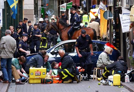 To personer er nå døde etter at en bilist i stor fart kjørte inn i en folkemengde i en gågate i Gamla Stan i Stockholm lørdag formiddag. (Foto: Lars Pehrson / SvD / SCANPIX)