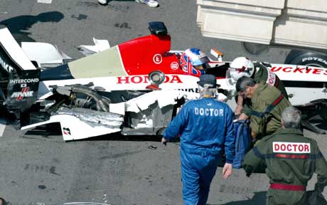 Jenson Button venter på hjelp etter sitt stygge uhell under treningskjøring foran Monacos Grand Prix.