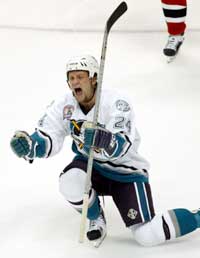 Anaheim Mighty Ducks Ruslan Salei jubler etter å ha scoret vinnermålet i sudden death. (Foto: Shaun Best/Reuters)
