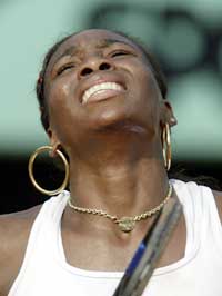 Venus Williams stønner oppgitt over et dårlig slag i kampen mot Vera Zvonareva. (Foto: Michael Kooren/Reuters)