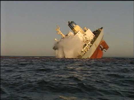 Det er til sammen samlet opp 36 tonn olje etter at det kinesiske skipet sank i går. (EBU-foto)