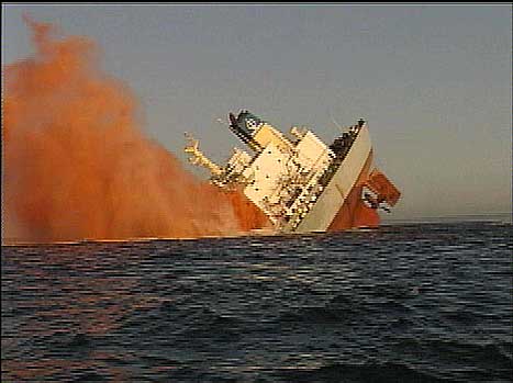 Kunstgjødsellasten om bord på "Fu Shan Hai" førte til eksplosjoner da skipet sank. (EBU-foto)