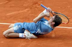 Tommy Robredo jubler etter å ha slått ut Gustavo Kuerten. (Foto: Charles Platiau/Reuters) Tommy Robredo jubler etter å ha slått ut Gustavo Kuerten. (Foto: Charles Platiau/Reuters)