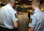 Den tiltalte blir ført ut av rettsalen av tre politifolk under en pause i Valdres tingrett mandag. (Foto: Knut Fjeldstad/Scanpix)