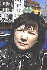 Den samiske artisten Mari Boine er tildelt Nordisk Råds Musikkpris 2003. Her Boine i Nyhavn i København etter at hun tirsdag fikk vite at hun vil motta prisen. Foto: Carl Redhead / SCANPIX NORDFOTO.