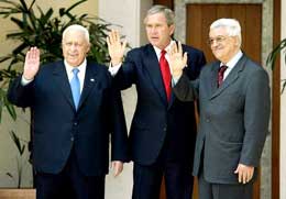 Ariel Sharon (t.v.), George W. Bush og Mahmoud Abbas (Foto: Jason Reed/Reuters).