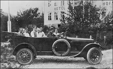 Sjfr Anton Andersen med og passasjerar i den frste rutebilen i Sogndal, utanfor Hofslund hotell. (Foto  Fylkesarkivet)