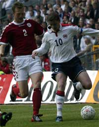 Ole Gunnar Solskjær i kamp med Morten Wieghorst. Foto: Scanpix. Ole Gunnar Solskjær i kamp med Morten Wieghorst. Foto: Scanpix.