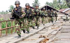 Indonesiske marinesoldater i aksjon i Aceh. (Foto: Tarmizy Harva/Reuters)