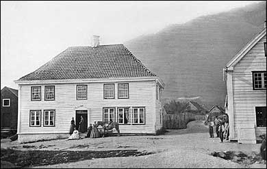 Fossetunet i Sogndalsfjra i 1870 fr staden vart ombygd til Danielsens hotell. (Foto  Fylkesarkivet)