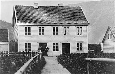 Aabergebui i 1872. Ein del av huset vart nytta til butikk. (Foto  Fylkesarkivet)