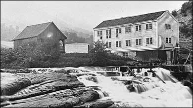 Fabrikklokala p Foss vart nytta til bde ullvare- og fyrstikkproduksjon. (Foto fr 1880  Fylkesarkivet)