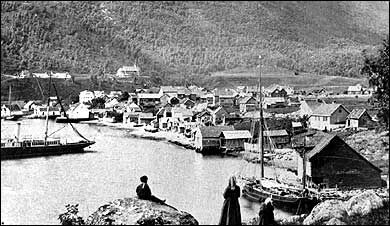 Sogndalsfjra kring 1900. P bakketoppen i bakgrunnen ligg Stedje kyrkje. (Foto  Fylkesarkivet)