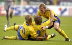 Anders Svensson gjør 1-0 og gratuleres av Marcus Allbäck og Erik Edman. (Foto: Anders Wiklund/Scanpix)