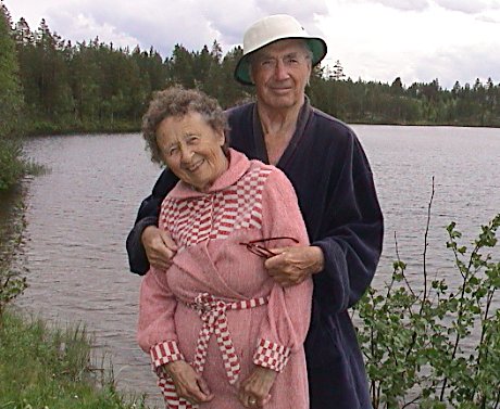 Gunhild og Håkon Næss går i vannet for deg. De måler vanntemperaturen i Trytetjern for Reiseradioen. Foto: Gunnar Grimstveit. Gunhild og Håkon Næss går i vannet for deg. De måler vanntemperaturen i Trytetjern for Reiseradioen. Foto: Gunnar Grimstveit.