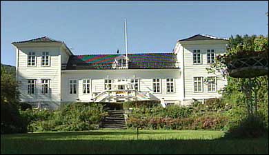 Hovudhuset på Kaupanger Hovedgård vart bygt etter brannen i 1850. (Foto: Ragnvald Søgnesand, NRK)