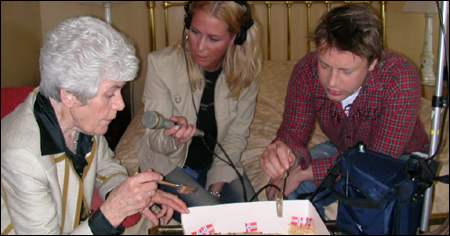 Ingrid Espelid Hovig, Hanne Hoftun og Jamie Oliver diskuterer oppskriften på Kvæfjordkaka. (Foto: Marius Saasen Strand)