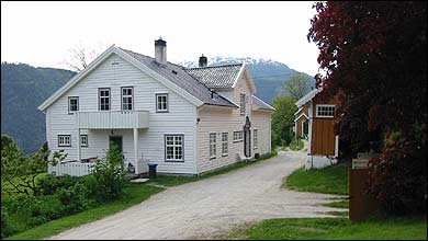 Tunet på Øvre Amla. Hovudhuset til venstre. (Foto: Arild Nybø, NRK © 2003)