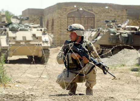 En amerikansk soldat på vakt, etter at det i dag var kamper mellom koalisjonsstyrken og irakiske grupper. (Foto: Radu Sigheti, Reuters)