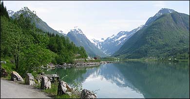 Fjrlandsfjorden og Byayri. (Foto: Arild Nyb, NRK  2003)