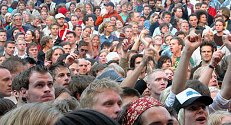 Publikum koste seg under Counting Crows konsert. Foto: Per Ole Hagen, NRK. Publikum koste seg under Counting Crows konsert. Foto: Per Ole Hagen, NRK.