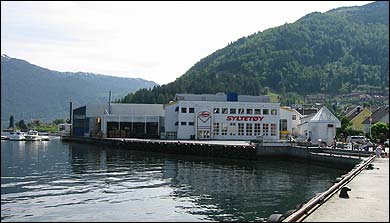 Syltetyfabrikken og Lerum-kaien i Sogndalsfjra. (Foto: Arild Nyb, NRK  2003)