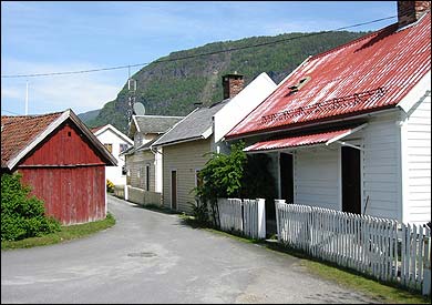 I husklyngja mellom bustadhusa i Sogndalsfjra stod det fr 1819 til 1838 eit sjukehus. Bygningen er riven for lenge sidan. (Foto: Arild Nyb, NRK  2003)