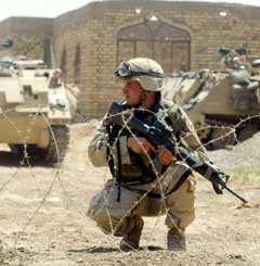 Amerikansk soldat i Irak. (Foto: Radu Sigheti/Reuters) 