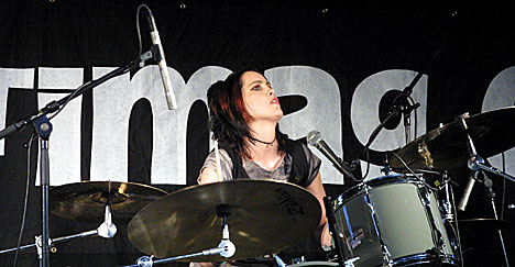 Man merker at Helle Mathiesen liker å spille trommer. Foto: Stian Fjelldal