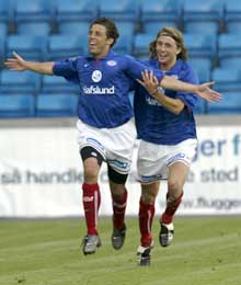 Målscorer Freddy Dos Santos ( tv) jubler sammen med David Hanssen. (Foto: Jon Eeg/SCANPIX) Målscorer Freddy Dos Santos ( tv) jubler sammen med David Hanssen. (Foto: Jon Eeg/SCANPIX)