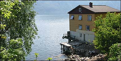 Hovedbygget p Grinde. (Foto: Arild Nyb, NRK  2003)