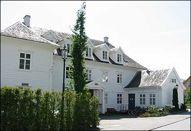 Leikanger Fjord Hotel starta som Olsens hotell i 1902. (Foto: Arild Nyb, NRK)