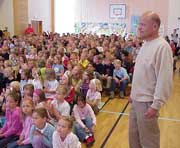 En stolt rektor Per Urke foran elevene sine En stolt rektor Per Urke foran elevene sine