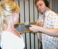 Reporter Roy Strømsnes får gode tips fra Christina Risan Aasen fra H&M om hva som er god bademote. (Foto: Eirik Kjos). Reporter Roy Strømsnes får gode tips fra Christina Risan Aasen fra H&M om hva som er god bademote. (Foto: Eirik Kjos).