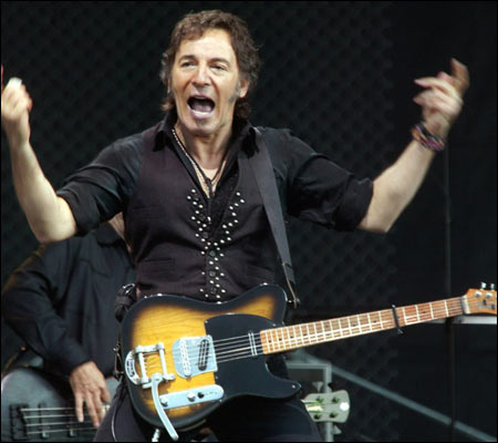 Springsteen avsluttet konserten med allsang: "Come on everybody!! Træ smæ kænæsæræ på Hæbræplæss..." Springsteen avsluttet konserten med allsang: "Come on everybody!! Træ smæ kænæsæræ på Hæbræplæss..."